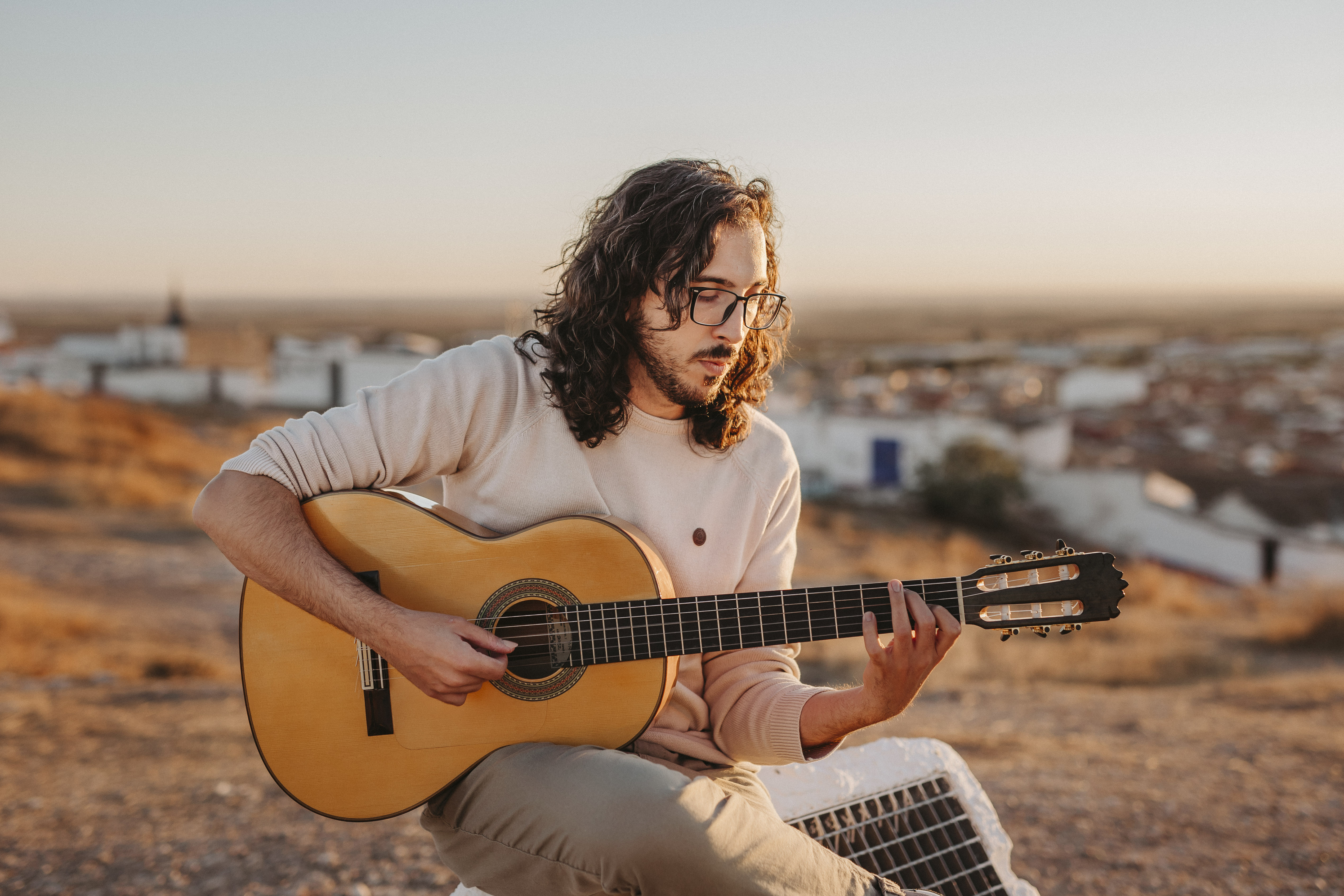 Víctor tocando la guitarra en Campo de Criptana
